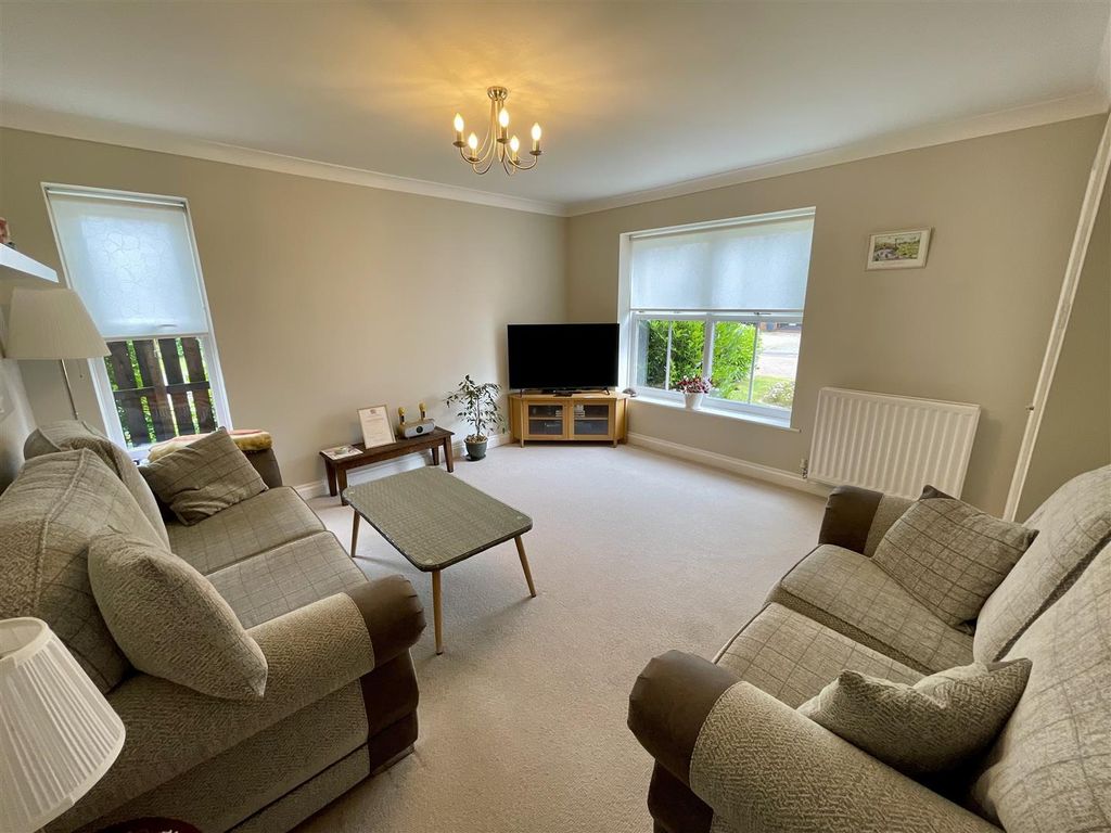 Property photo 2 of 18 Lounge
