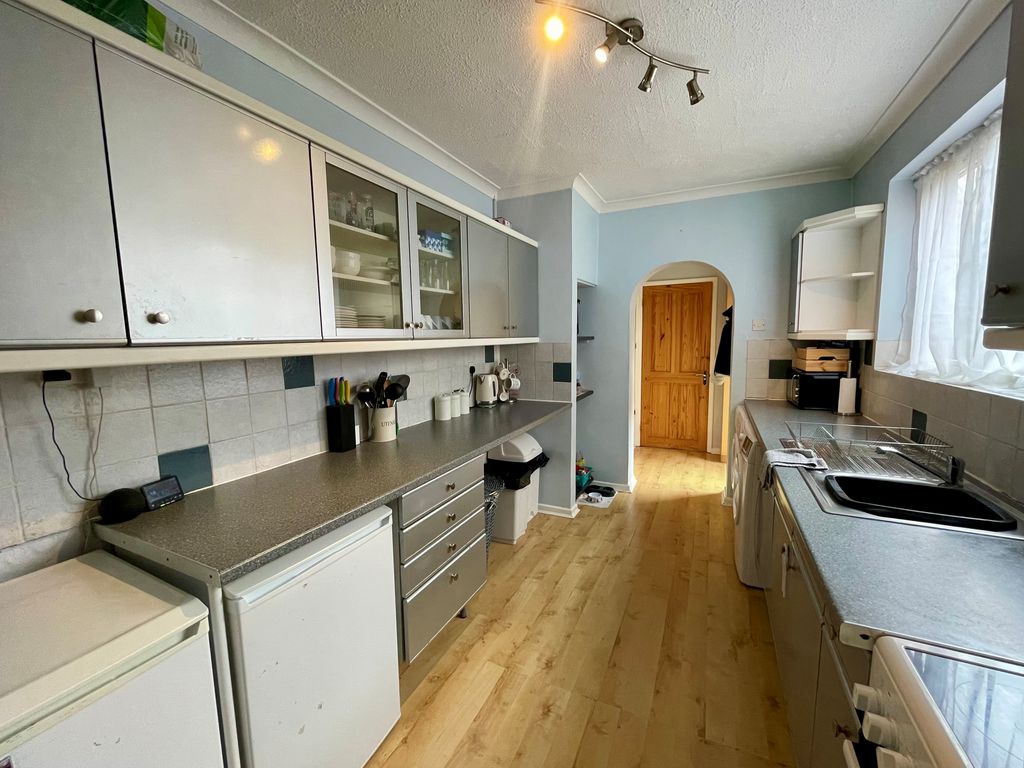 Property photo 2 of 10 Kitchen