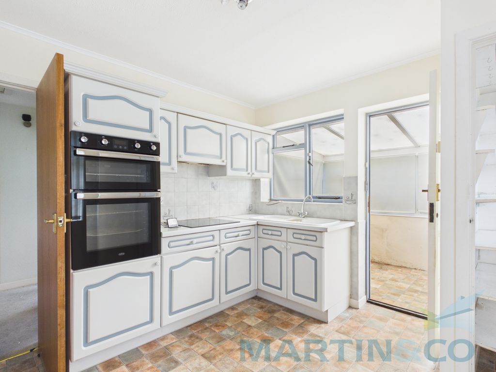 Property photo 3 of 19 Kitchen