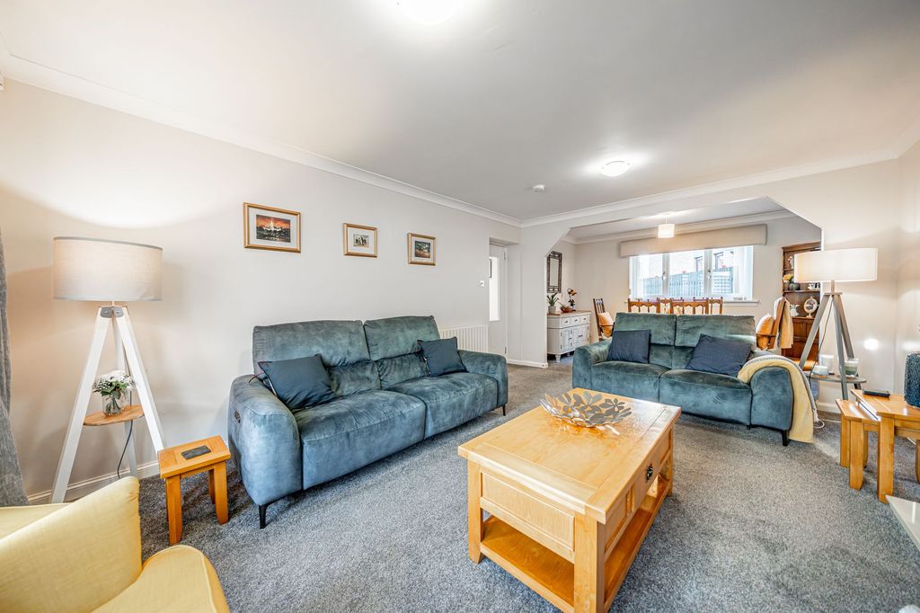 Property photo 3 of 30 liv 2