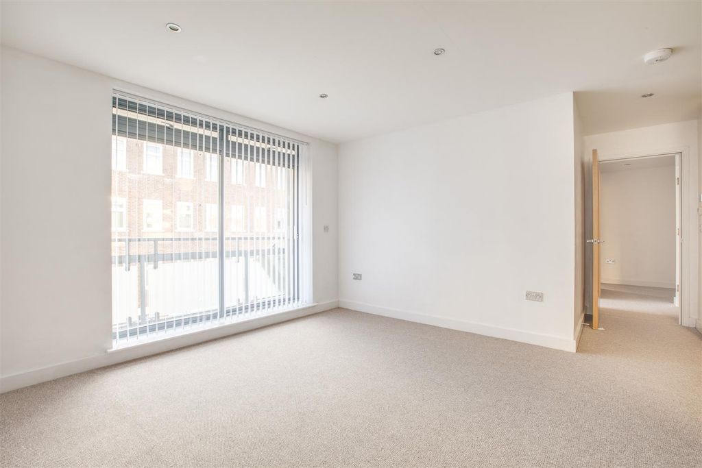 Property photo 3 of 14 16 Bankside, Corporation Street, Hp13 6Ta-4.Jpg