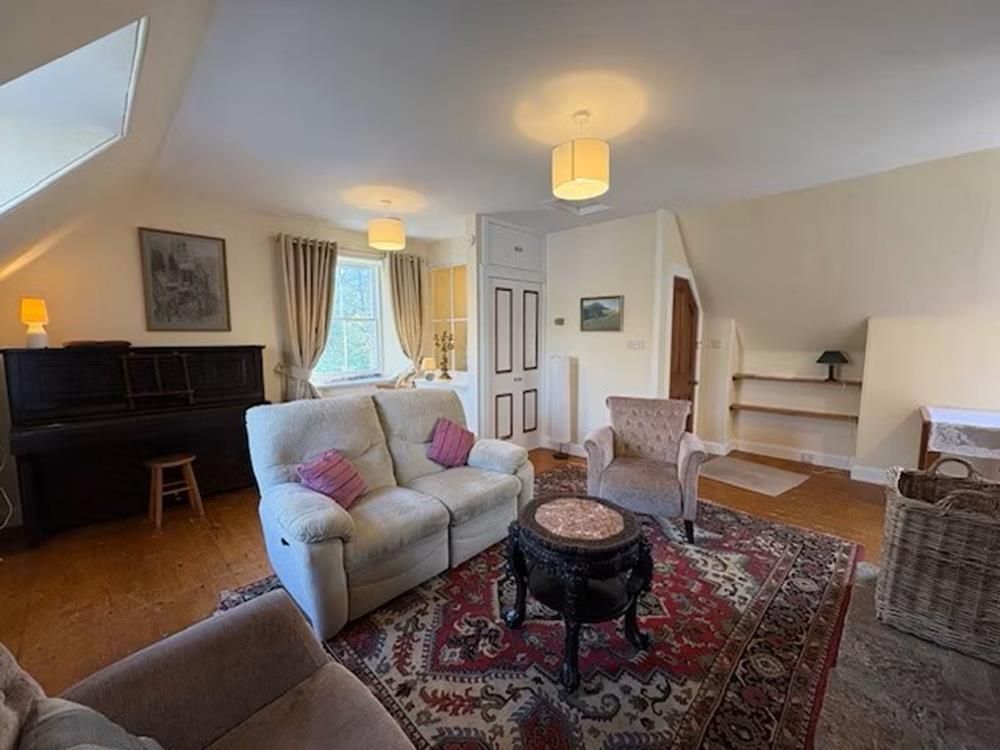 Property photo 3 of 9 Lounge 2