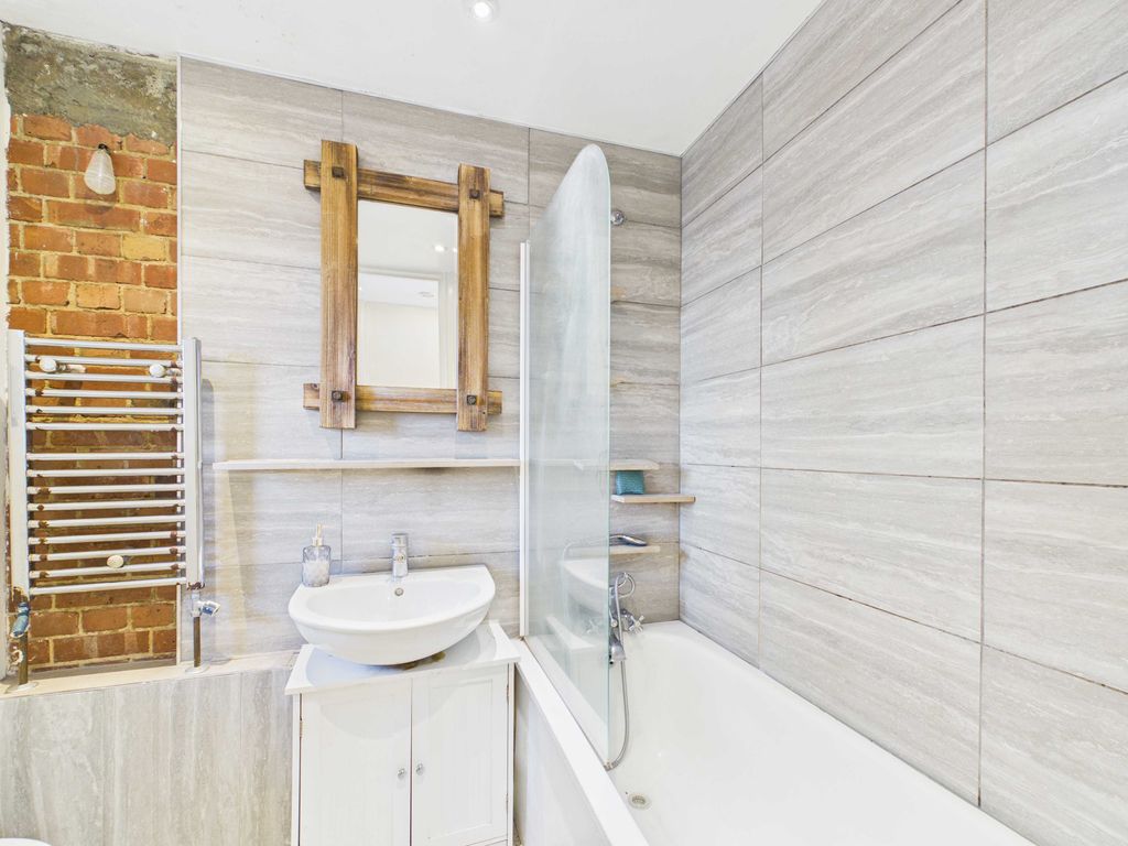 Property photo 3 of 6 Cam03741G0-Pr0171-Still006