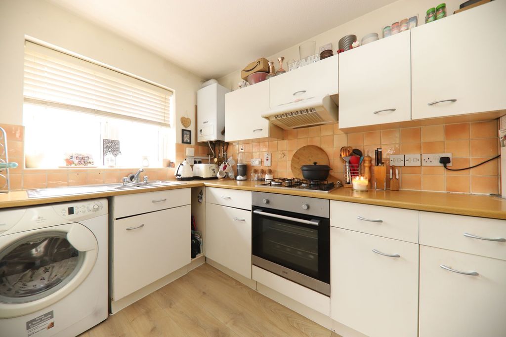 Property photo 3 of 10 Kitchen