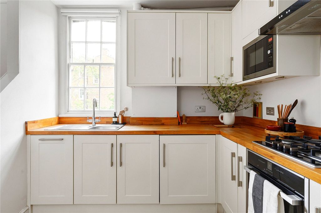 Property photo 3 of 17 Kitchen