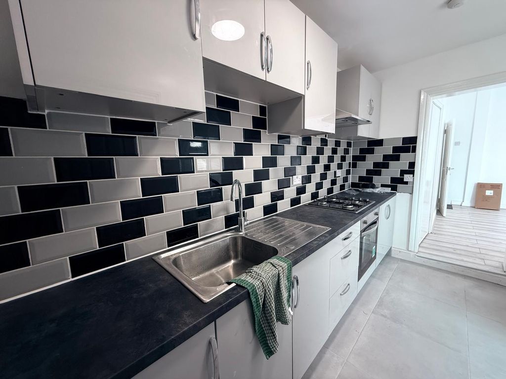 Property photo 1 of 11 Four Bedroom House Two Bathrooms Ideal For Working Families- Ilford