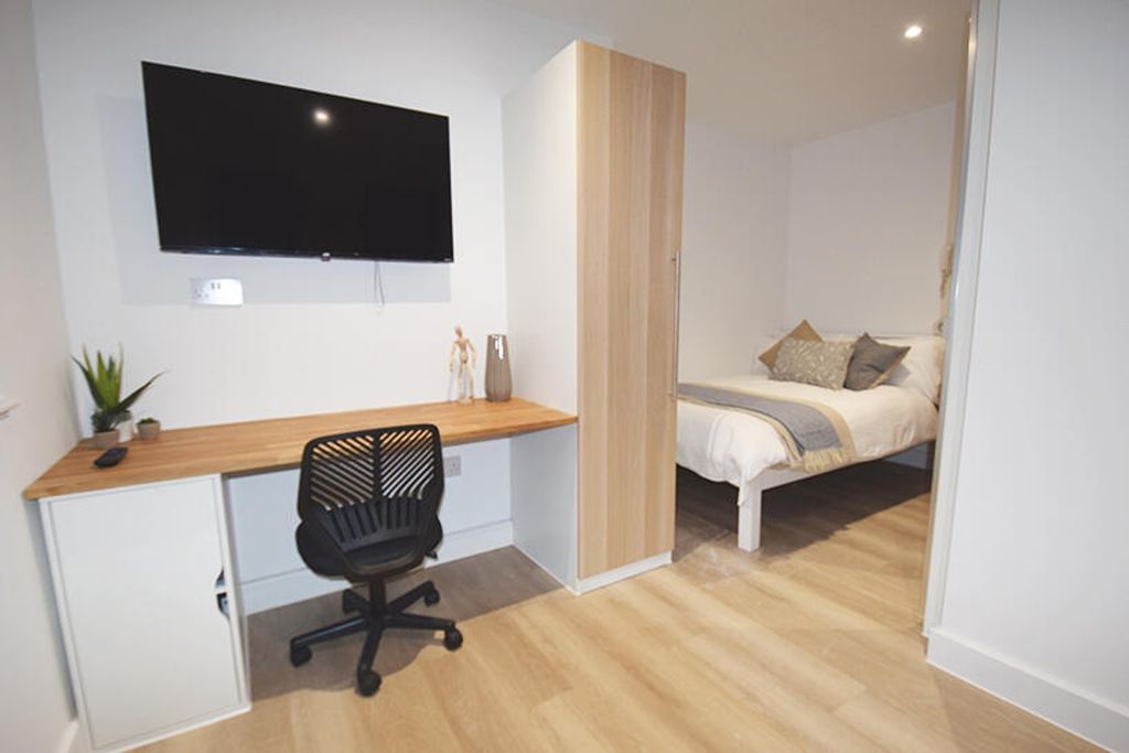 Property photo 1 of 5 This Inviting Double Bedroom Features A Cozy Bed, ...