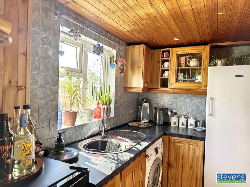 Property photo 3 of 23 Image00006