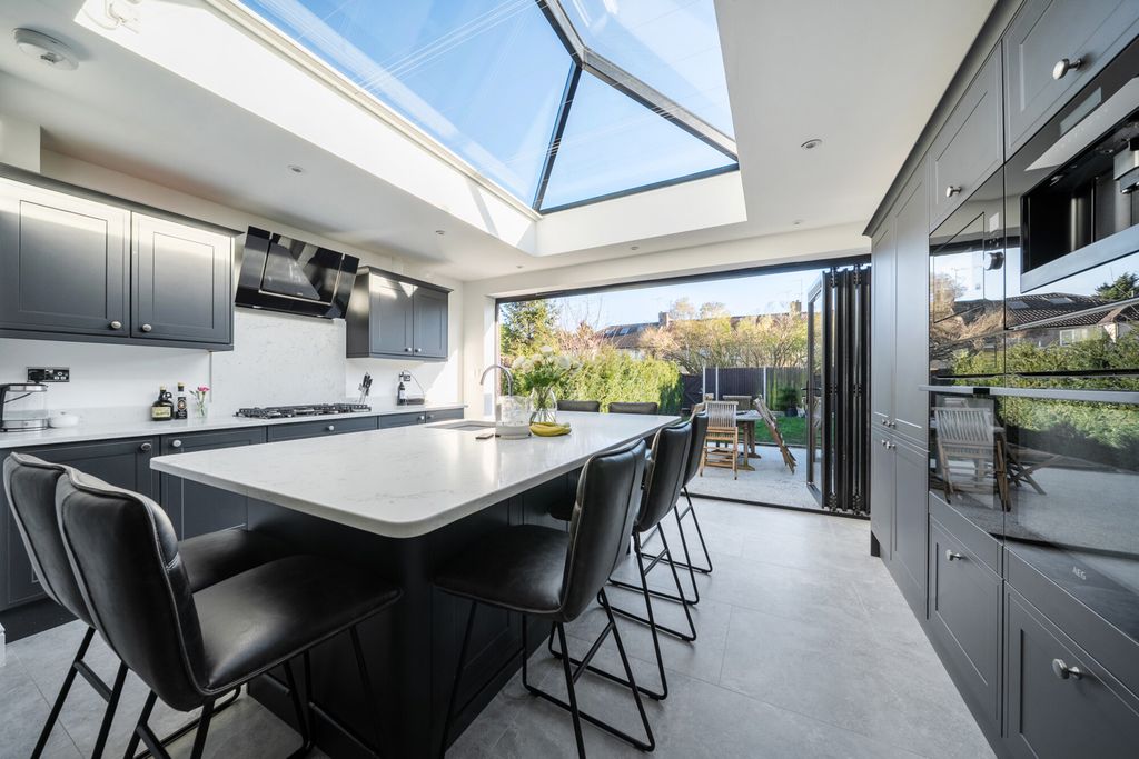Property photo 1 of 21 1410272-10-699dc8...