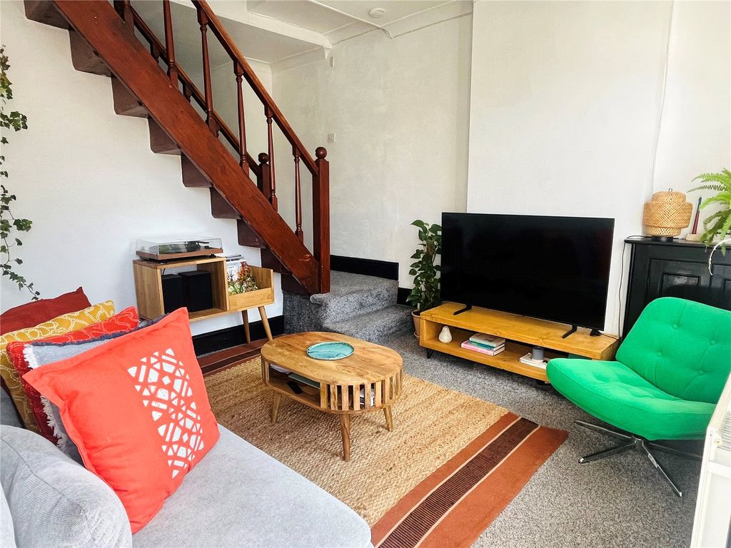 Property photo 1 of 18 Lounge