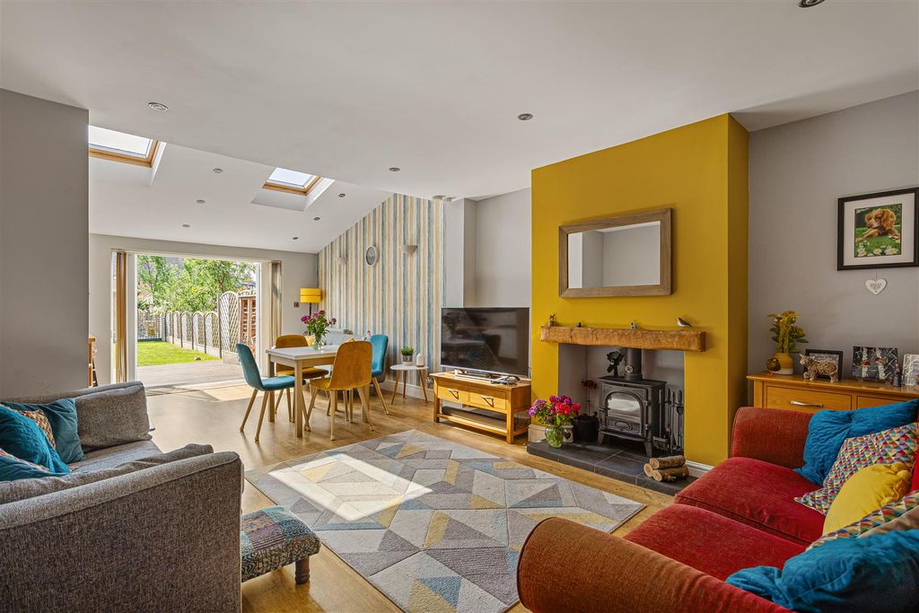 Property photo 3 of 47 554_Huntington_Road_7.Jpg