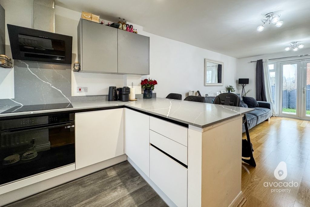 Property photo 2 of 15 4924573