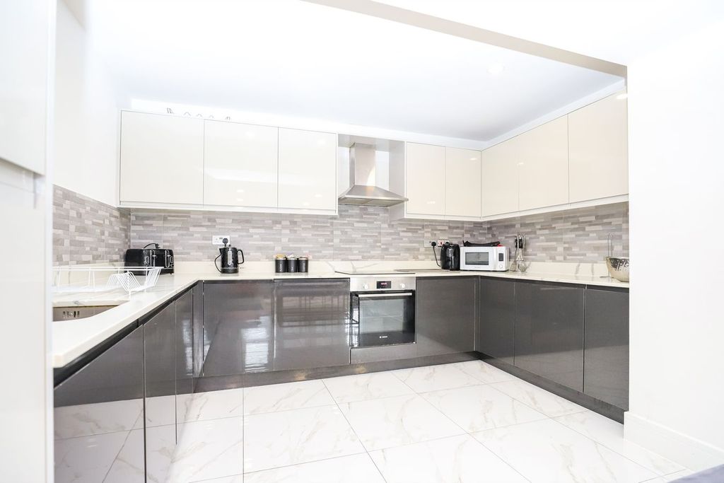Property photo 3 of 19 Kitchen