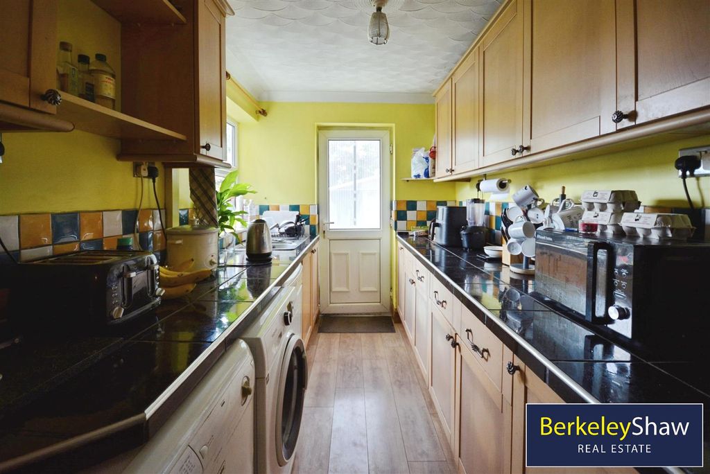Property photo 2 of 11 Kitchen