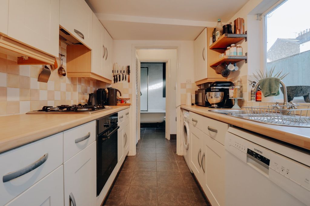 Property photo 3 of 9 Kitchen