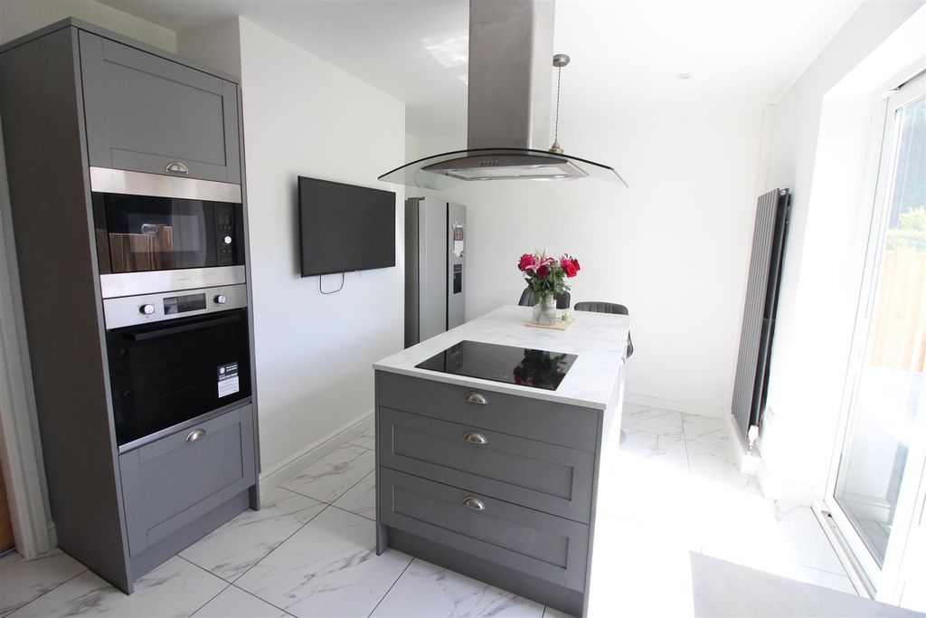 Property photo 2 of 18 Kitchen/Breakfast Room