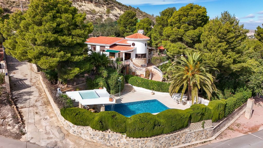 Property photo 2 of 33