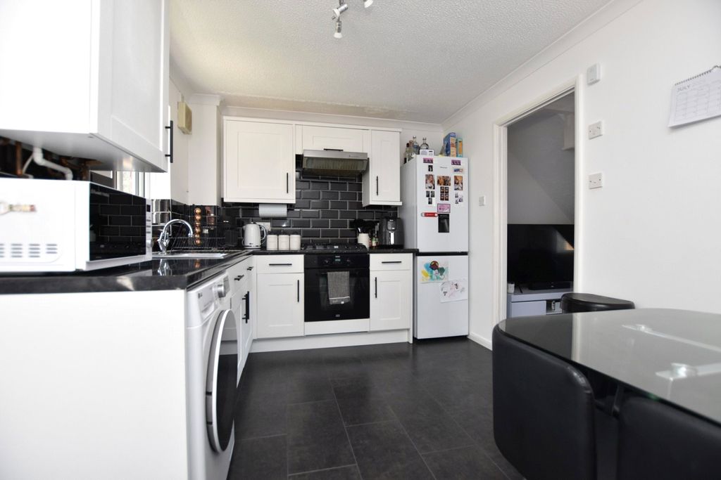 Property photo 3 of 11 Kitchen