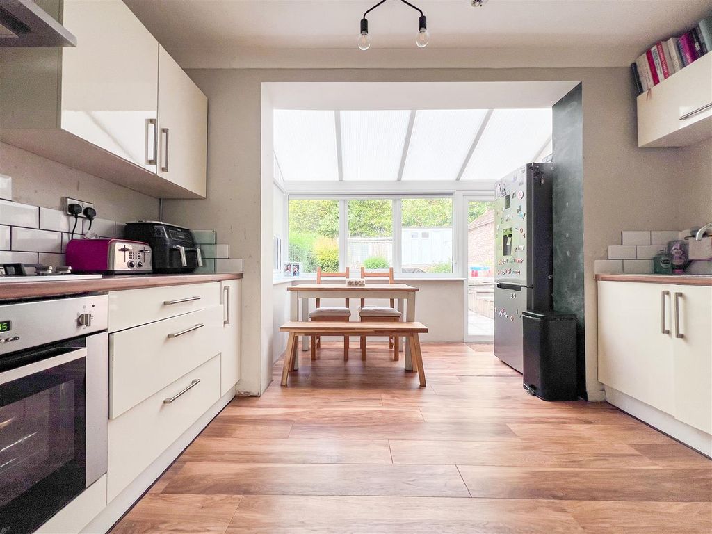 Property photo 3 of 20 Breakfast Kitchen