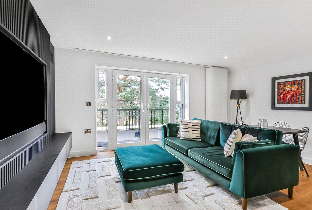Property photo 3 of 18 Lounge