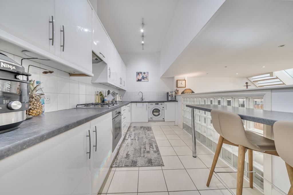 Property photo 3 of 19 Kitchen