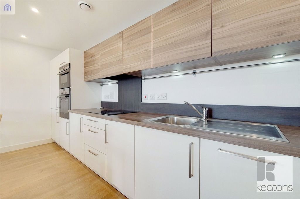 Property photo 3 of 11 Kitchen