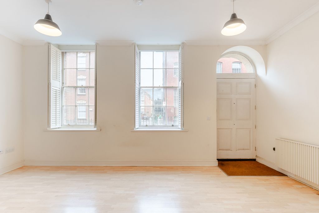 Property photo 3 of 21 A7402275-Hdr-7