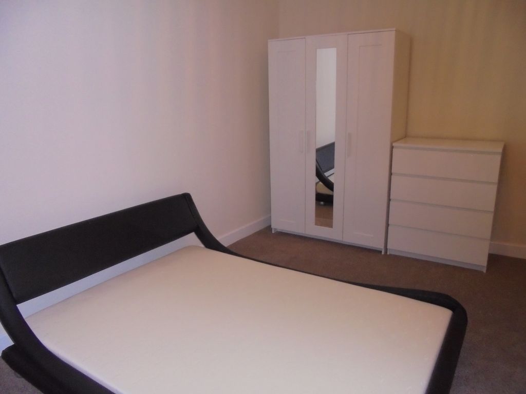 Property photo 3 of 6 Large Bedroom