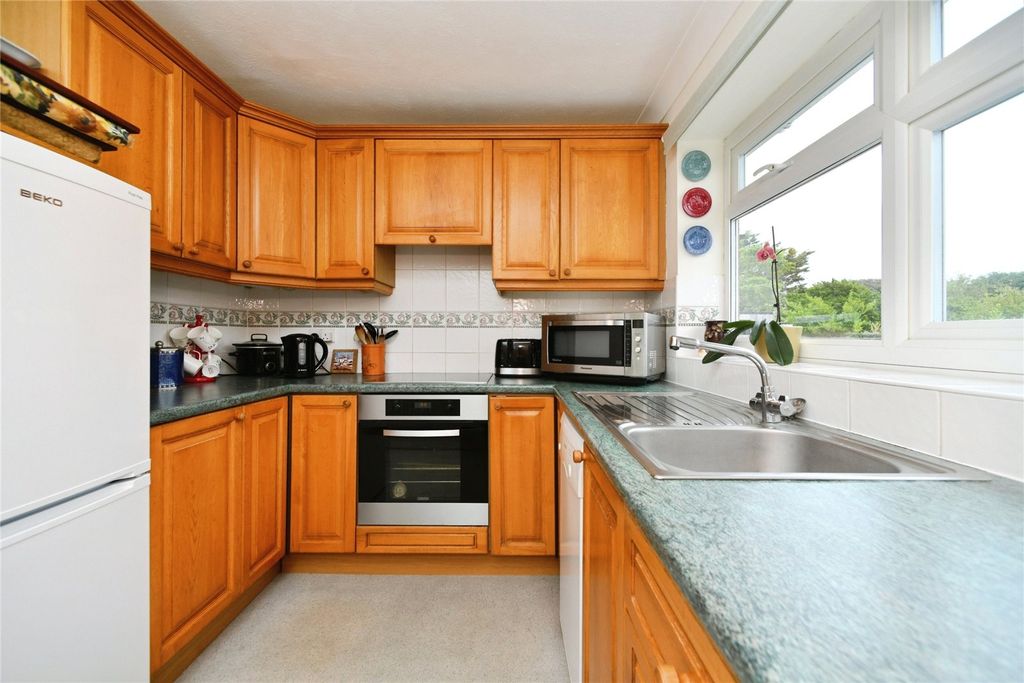 Property photo 2 of 17 Kitchen