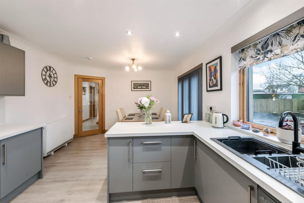 Property photo 3 of 33 Kitchen/Diner