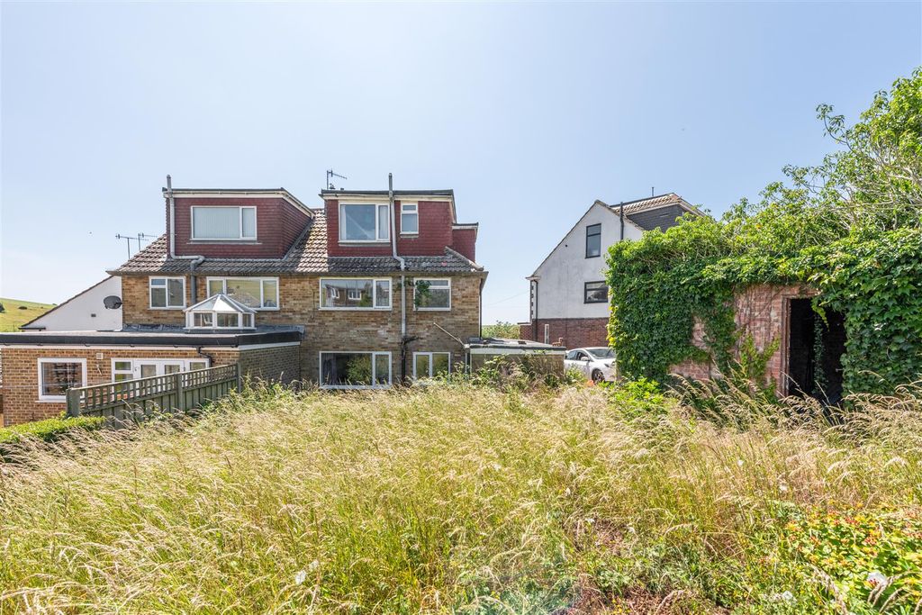 Property photo 3 of 14 3 Merston Close-4.Jpg