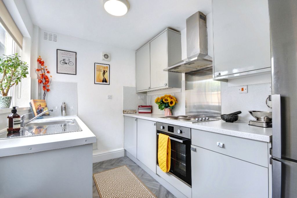 Property photo 3 of 19 Kitchen