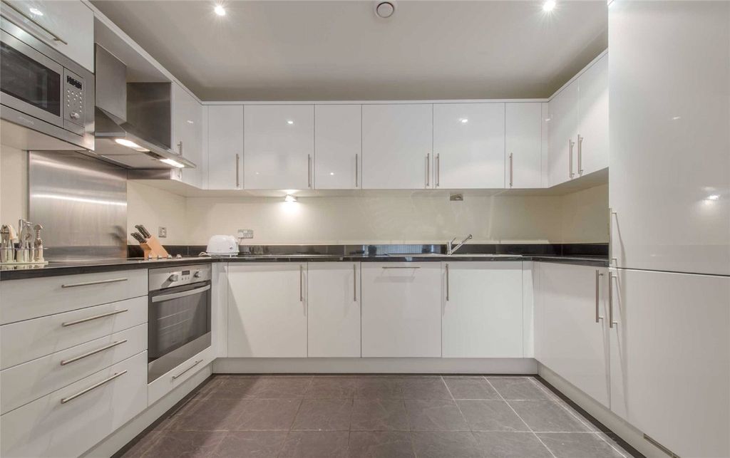 Property photo 3 of 12 Kitchen