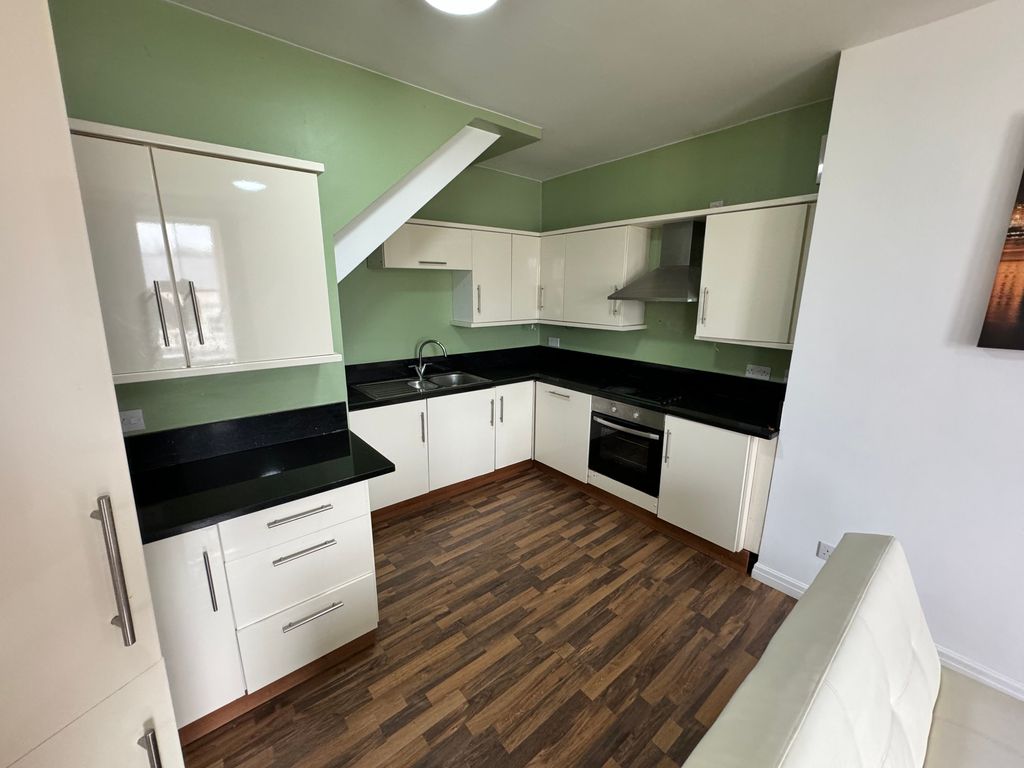 Property photo 3 of 10 Kitchen