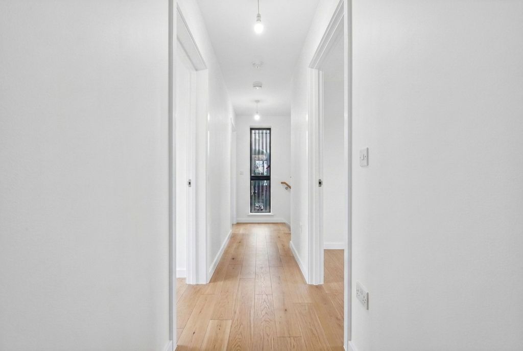 Property photo 2 of 11 Hallway