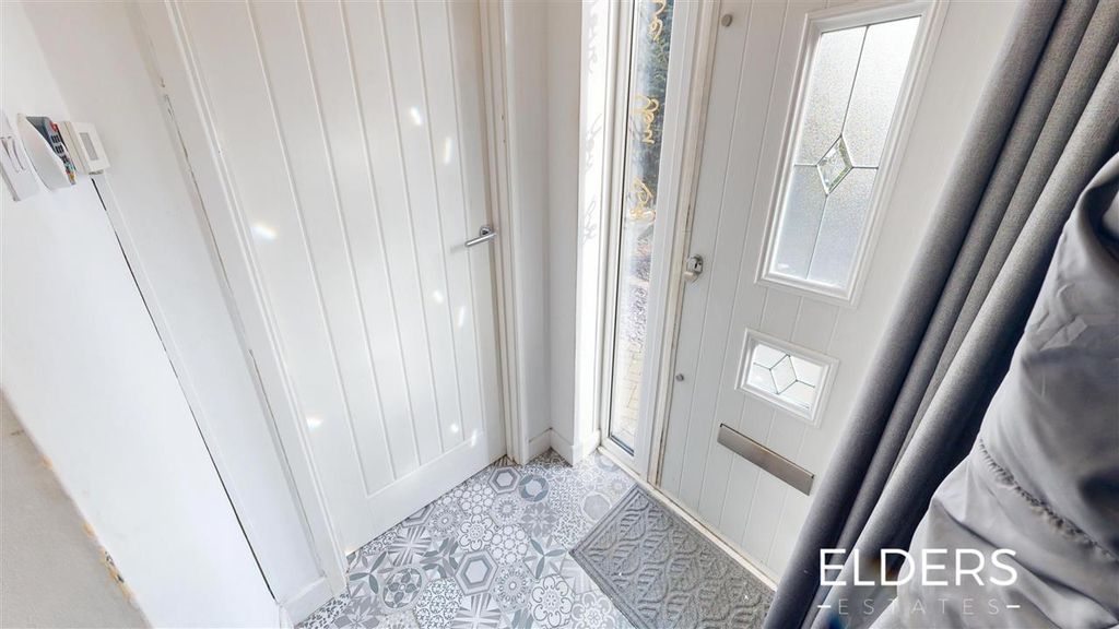 Property photo 3 of 21 Entrance Hall