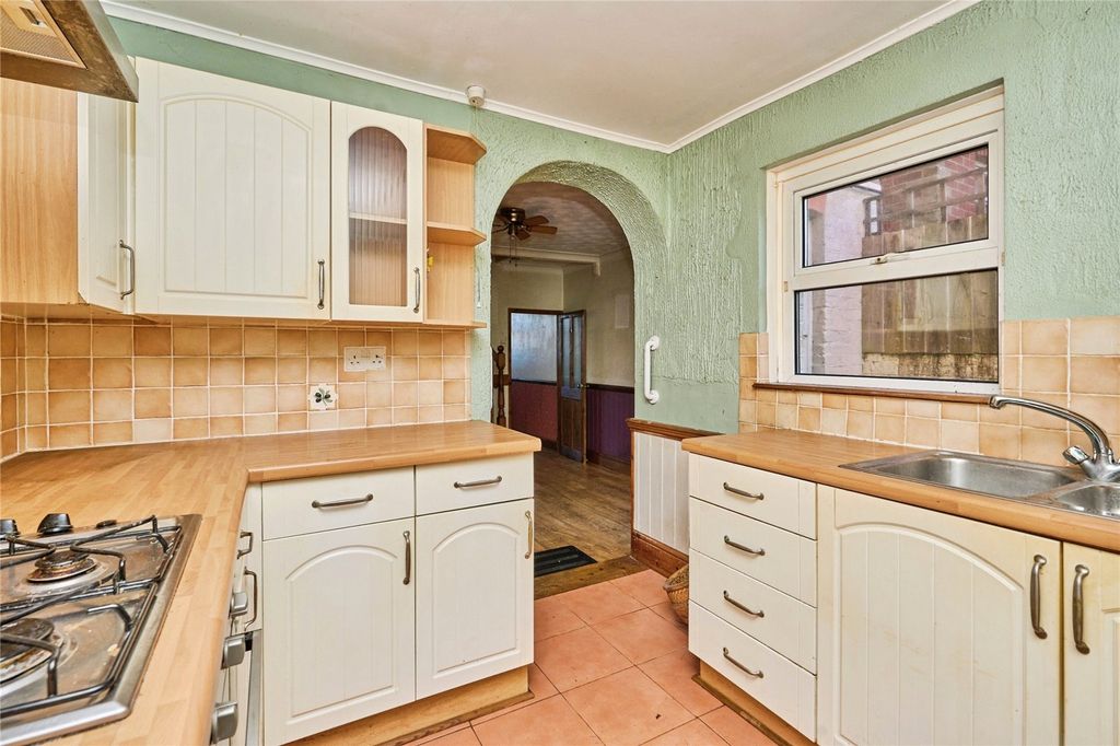 Property photo 3 of 12 Kitchen