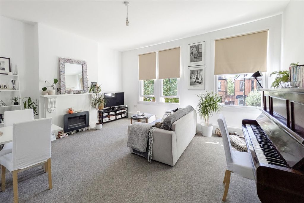 Property photo 2 of 15 Livroom1.Jpg