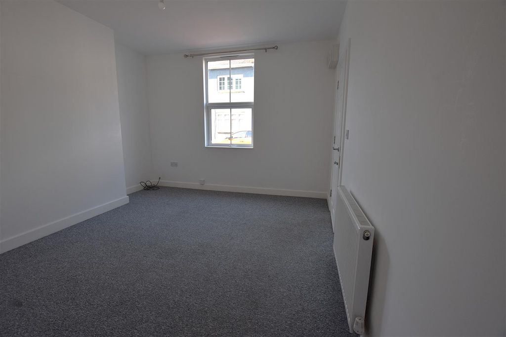 Property photo 3 of 8 Lounge.Jpg