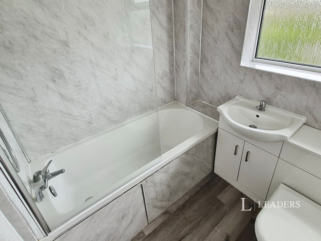 Property photo 3 of 11 Bathroom