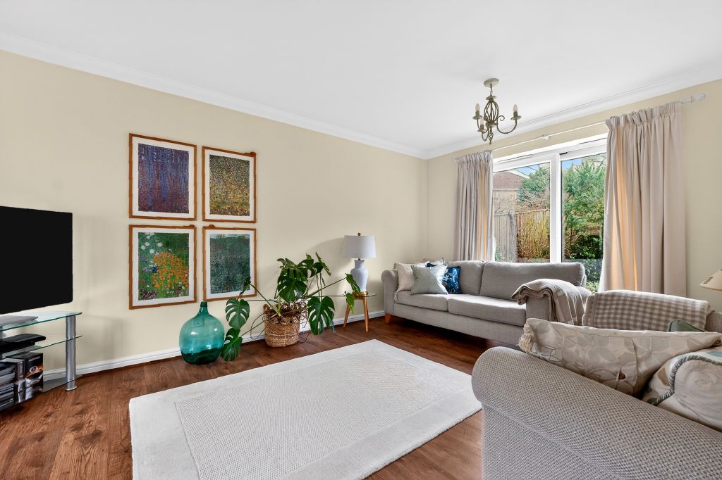 Property photo 2 of 18 Lounge