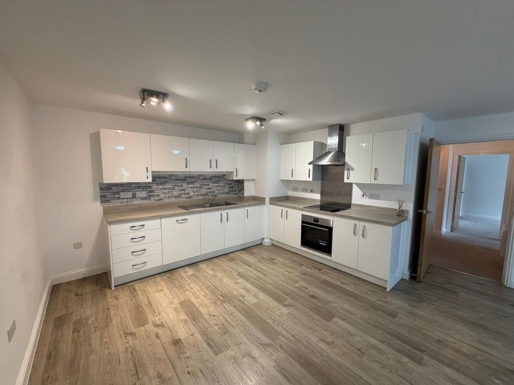 Property photo 3 of 10 Kitchen