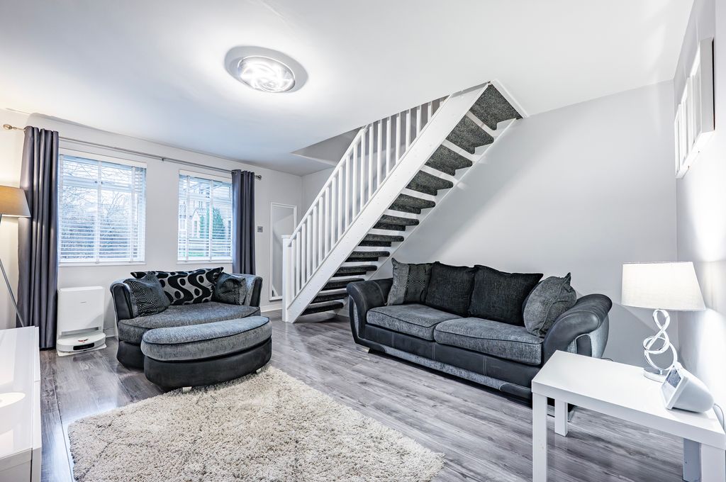 Property photo 2 of 32