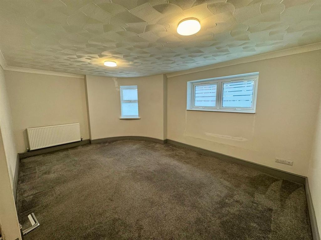 Property photo 2 of 18 Lounge