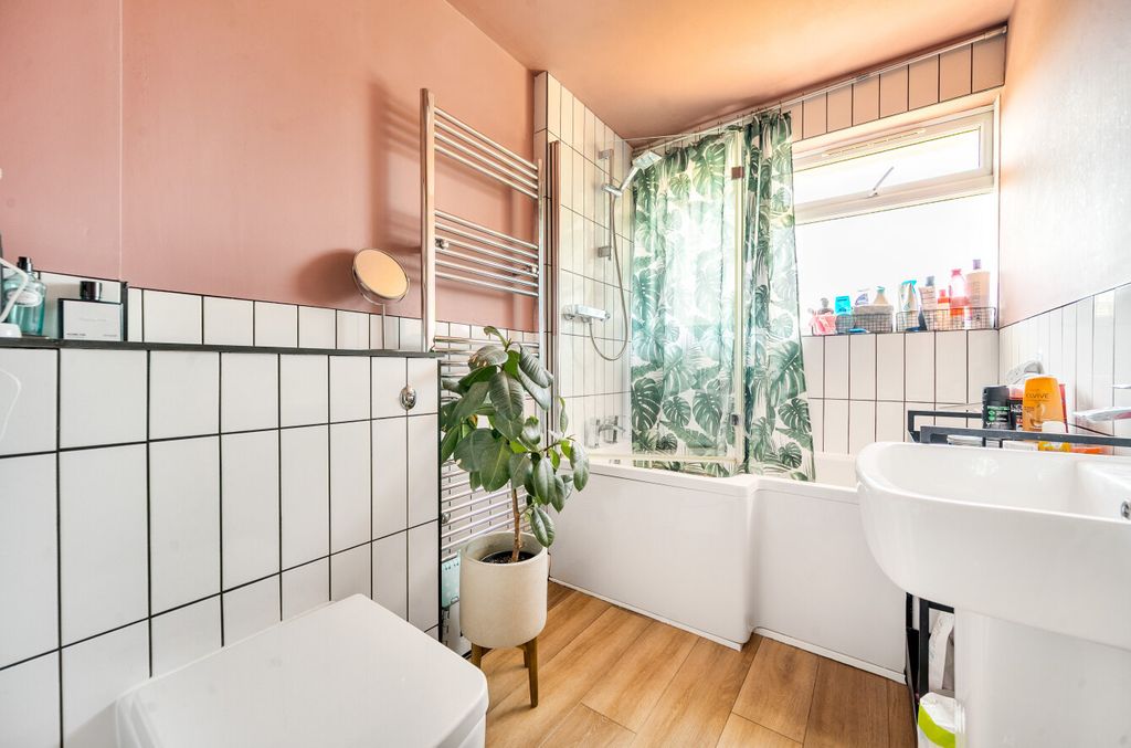 Property photo 3 of 10 Bathroom
