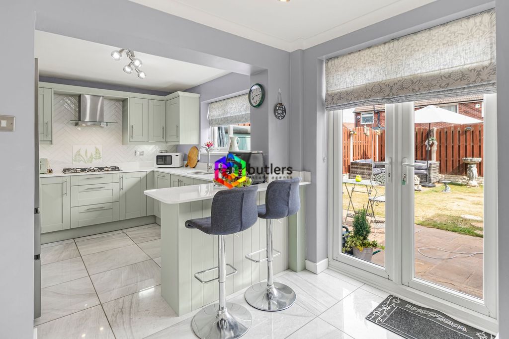 Property photo 3 of 19 Kitchen / Breakfast Room