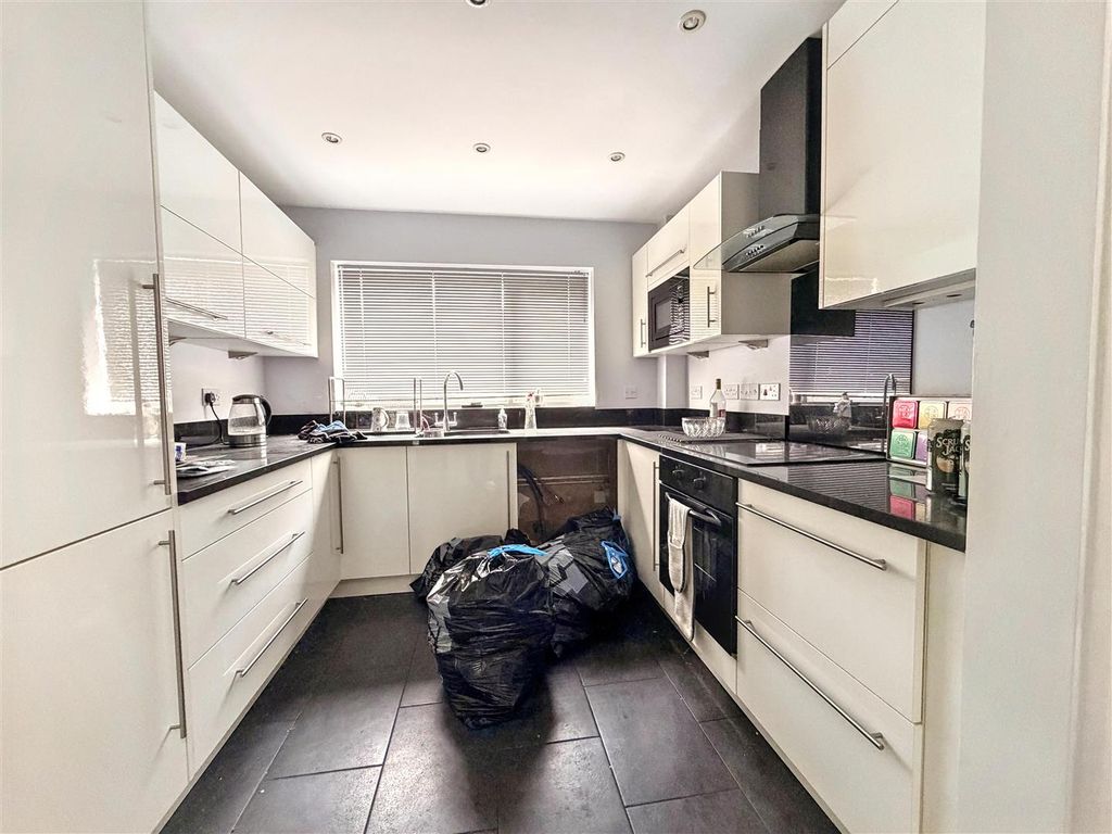 Property photo 2 of 7 20260529163200_20260529-Interior-6-Gytsr0Ermhovo6F