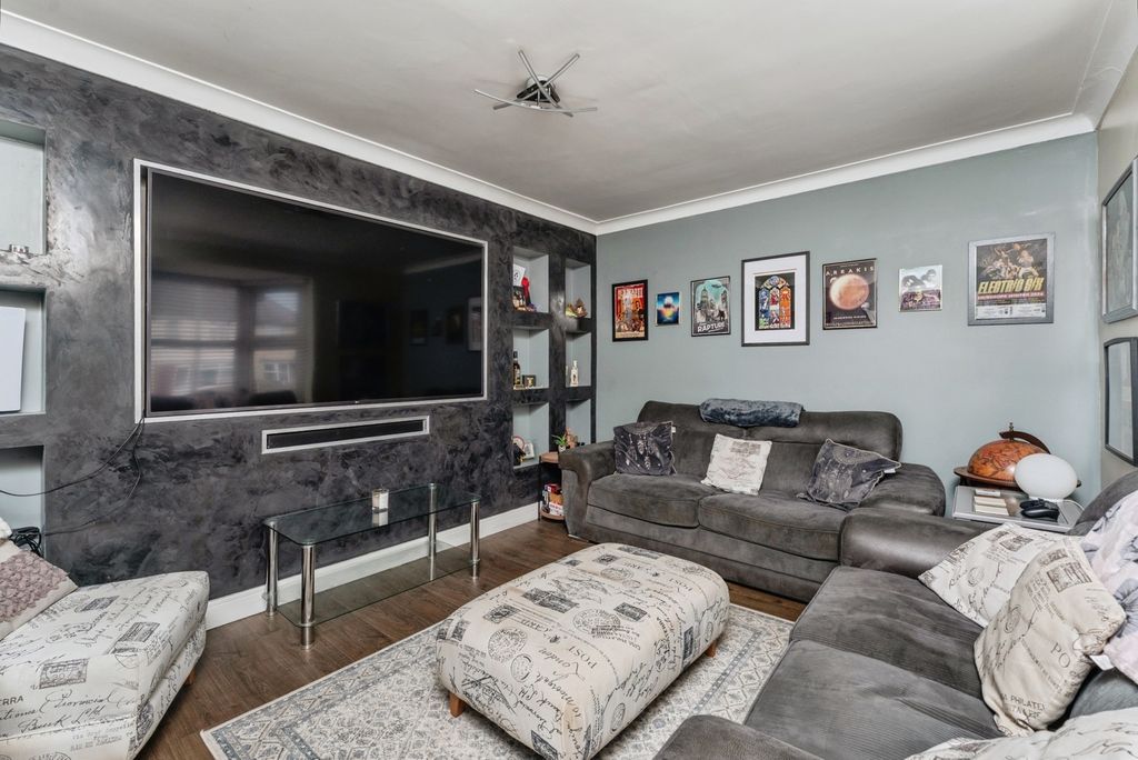 Property photo 2 of 16 Lounge
