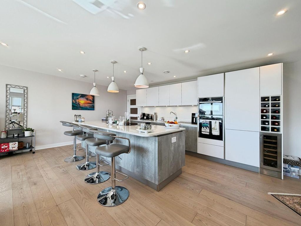 Property photo 2 of 17 Kitchen