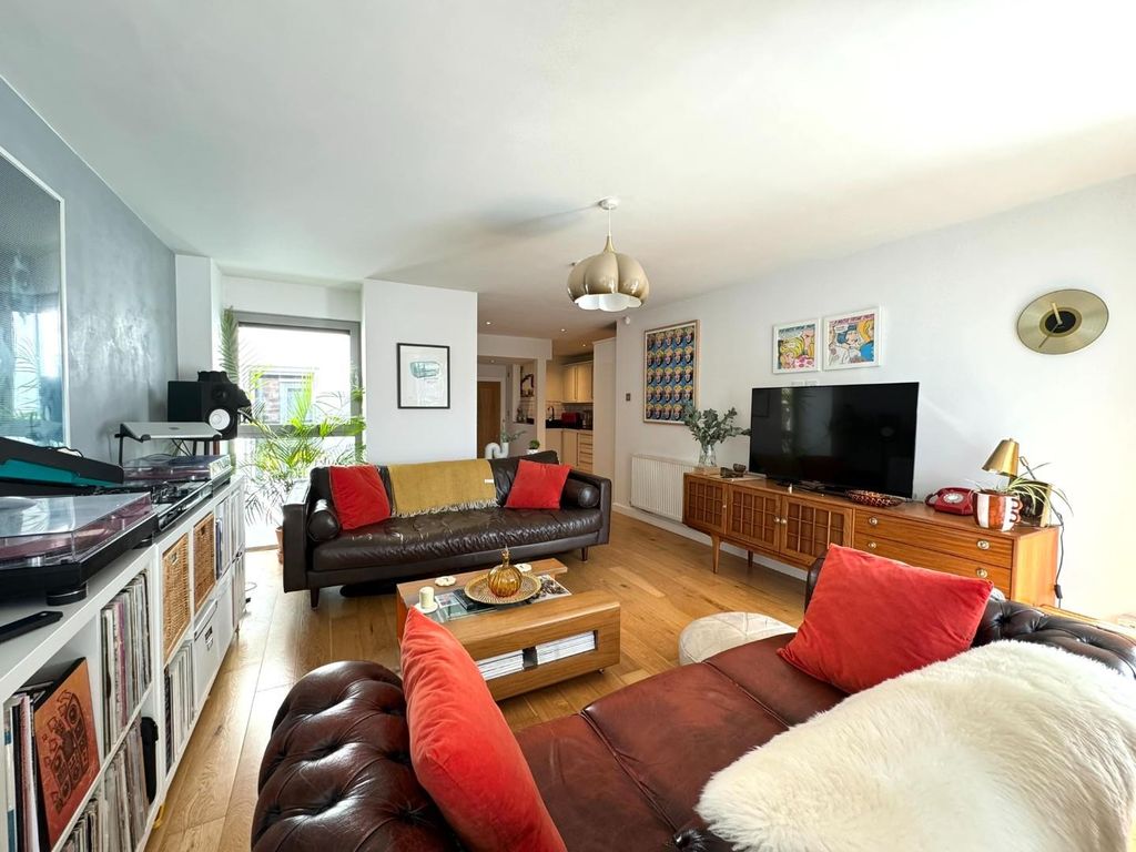 Property photo 3 of 27